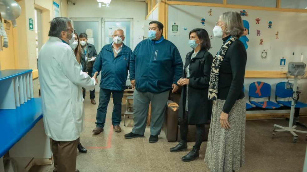 Autoridades visitan hospital de Cauquenes