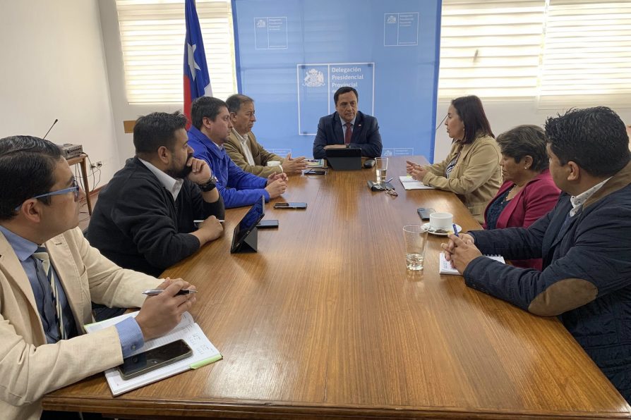 DELEGADO PRESIDENCIAL DE CAUQUENES ENCABEZA REUNIÓN CON SEREMI DE OBRAS PÚBLICAS Y ALCALDES DE LA PROVINCIA