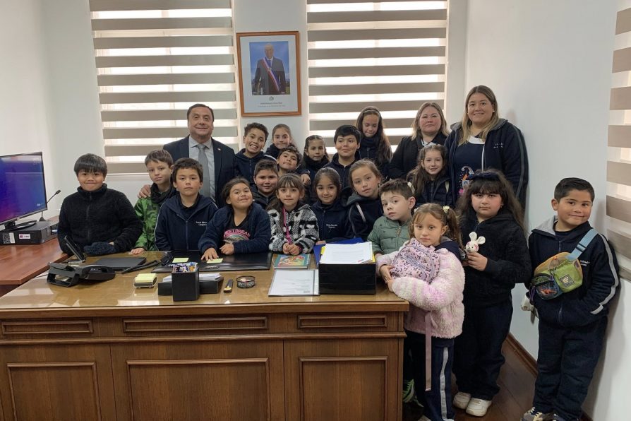 ESTUDIANTES DE ESCUELA RURAL DE PEDERNALES VISITARON LA DELEGACIÓN PRESIDENCIAL DE CAUQUENES
