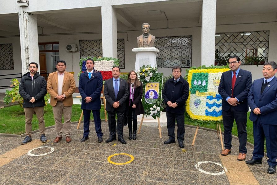 AUTORIDADES DE CAUQUENES RINDEN HOMENAJE A DON ANTONIO VARAS CON OFRENDAS FLORALES EN PLAZOLETA CONSISTORIAL
