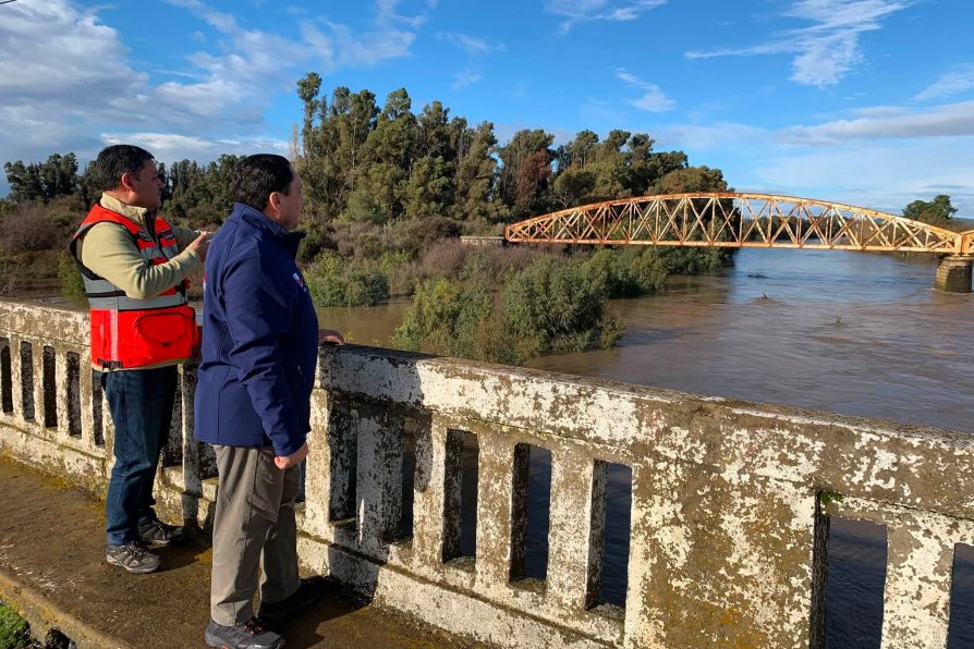 AUTORIDADES MONITOREAN RÍO PERQUILAUQUÉN TRAS DECLARACIÓN DE ALERTA ROJA POR RIESGO DE DESBORDE EN CAUQUENES Y PARRAL