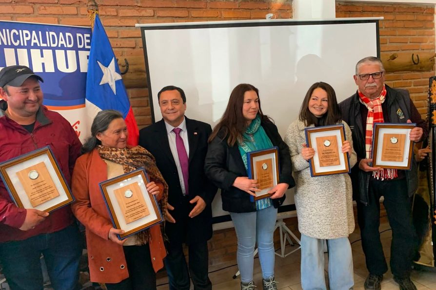 PELLUHUE RECONOCE A SUS DIRIGENTES SOCIALES Y COMUNITARIOS CON MASIVA CEREMONIA EN LA COMUNA