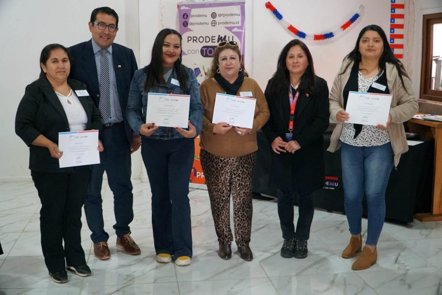 MUJERES DE CAUQUENES PARTICIPAN EN CEREMONIA DE CIERRE Y CERTIFICACIÓN DEL TALLER “JUNTAS CRECEMOS” DE PRODEMU
