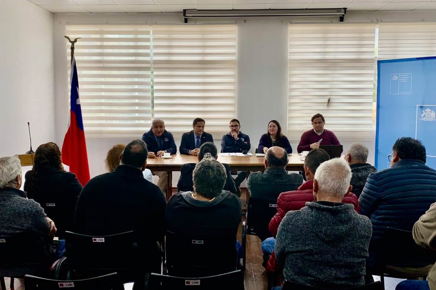 AUTORIDADES Y DUEÑOS DE TAXIS-COLECTIVOS DE CAUQUENES ABORDAN MEDIDAS PARA MEJORAR EL TRANSPORTE PÚBLICO